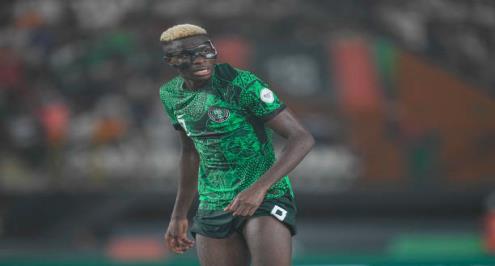 "أمر غير إنساني".. أوسيمين يتضامن مع زملائه العالقين في مطار ليبيا